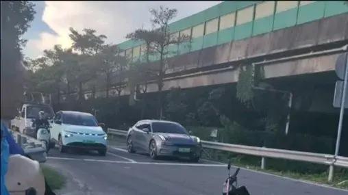 广东男子骑摩托车摔倒浑身动弹不得脸上流血，路人围观救还是不救