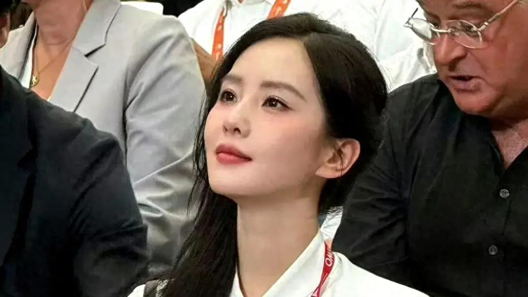 刘诗诗惊现奥运会现场，一颦一笑令人心动，众人惊呼太美了