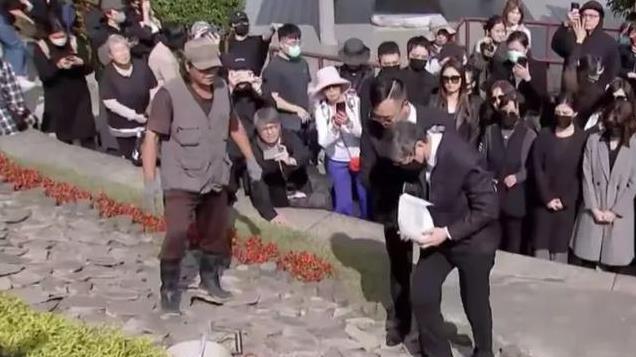 琼瑶儿子含泪撒骨灰，皇冠集团突然发文：冬至团圆！网友：太扎心