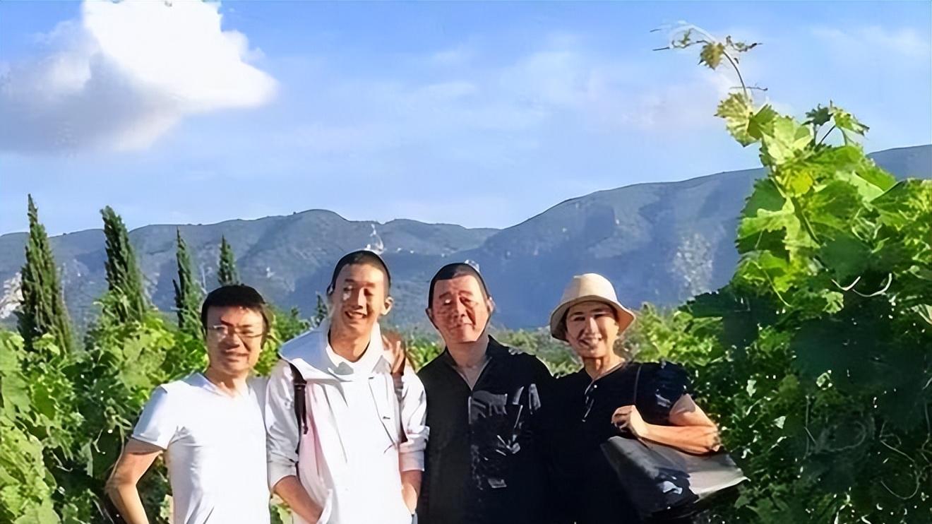 蒋雯丽携家人出游！56岁打扮朴素仍优雅美丽，儿子长相随爸拖后腿