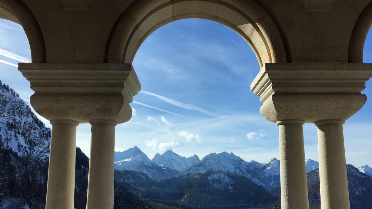 高考作文：用心去发现和珍视现有的一切，凭借它们去创造、去奋斗