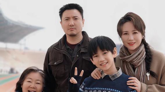 跨越题材的欢乐：喜剧氛围如何连接《抓娃娃》与《动物王者》