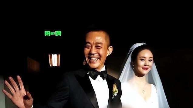 “铁打的侯勇流水的妻”，房子越换越大，老婆越换越小？