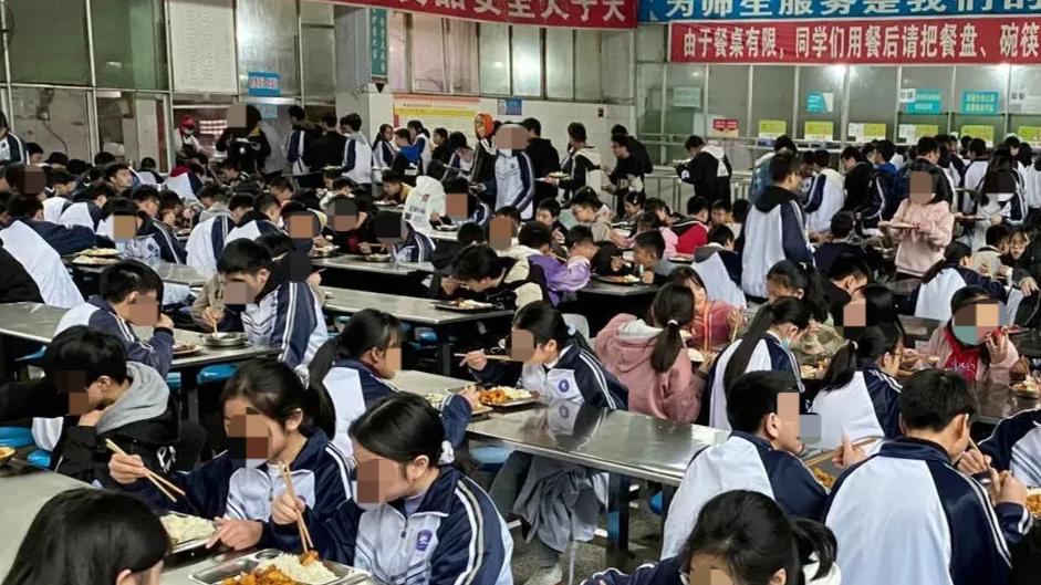 恕我直言，取消教师食堂似乎并不能直接提高学生饭菜的质量！