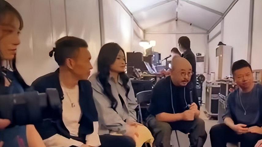 高调复出，却将演唱会收入全部捐出的刀郎，已经走上了韩红的大道