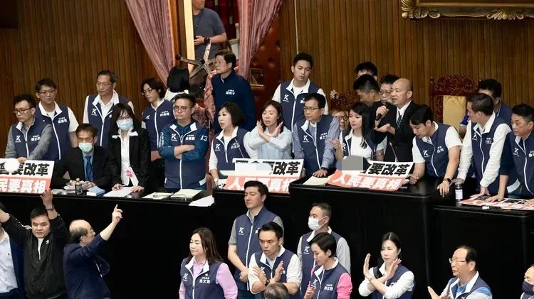 傅崐萁所有提议，全部闯关成功，在场致谢黄国昌