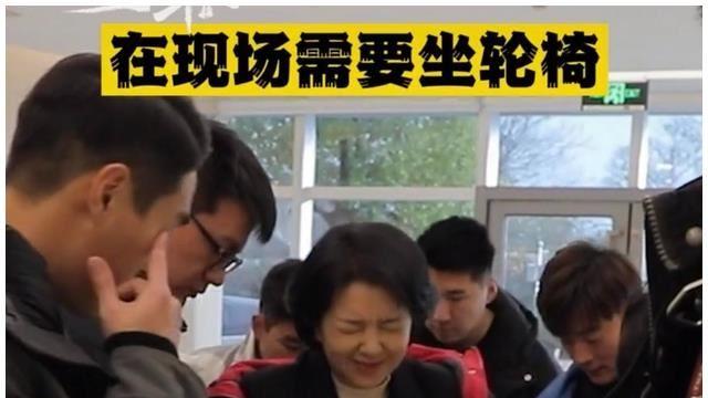 曾因美貌迷倒王志文，如今让人搀扶坐轮椅，江珊到底经历了什么？