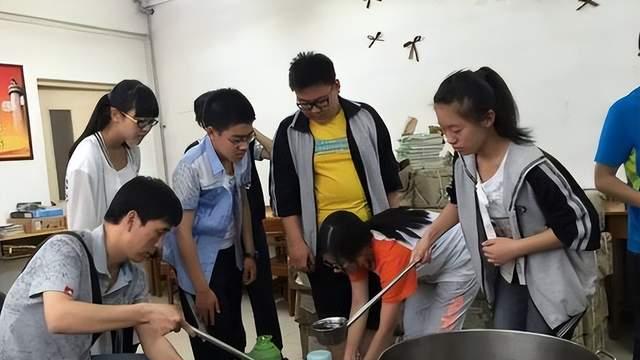 学校取消学生午餐供应，校长安心了、老师笑了、有的家长却愁了！