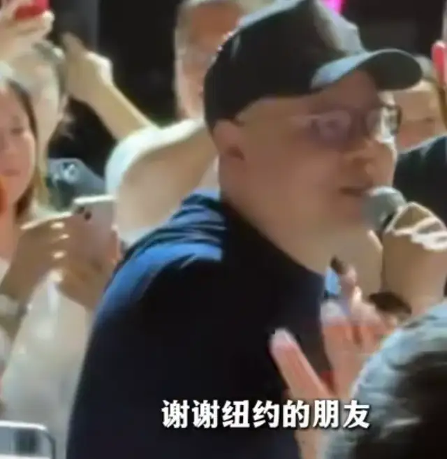 岳云鹏被德云社开除？街头献艺辨真假，跨时空在任贤齐演唱会抢镜