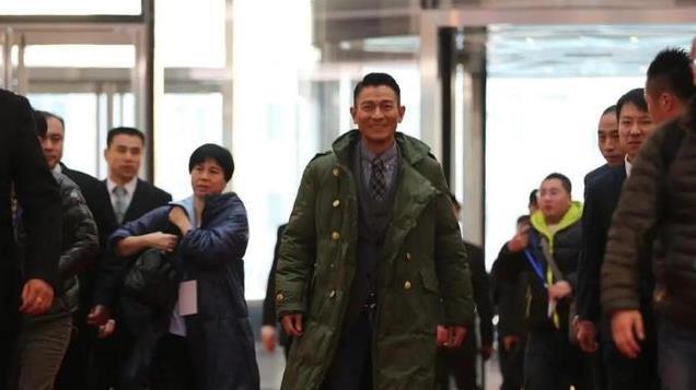 羽绒服割不动了？“血脉觉醒”的年轻人，开始买“土味大棉袄”