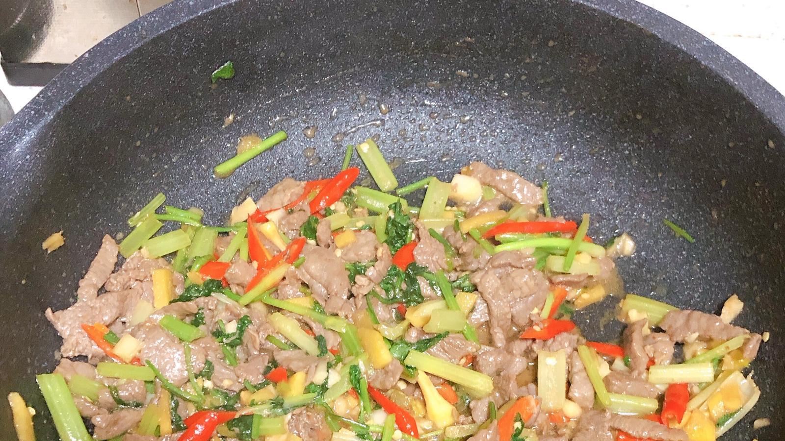 美食三步法之午餐篇——芹菜炒牛肉