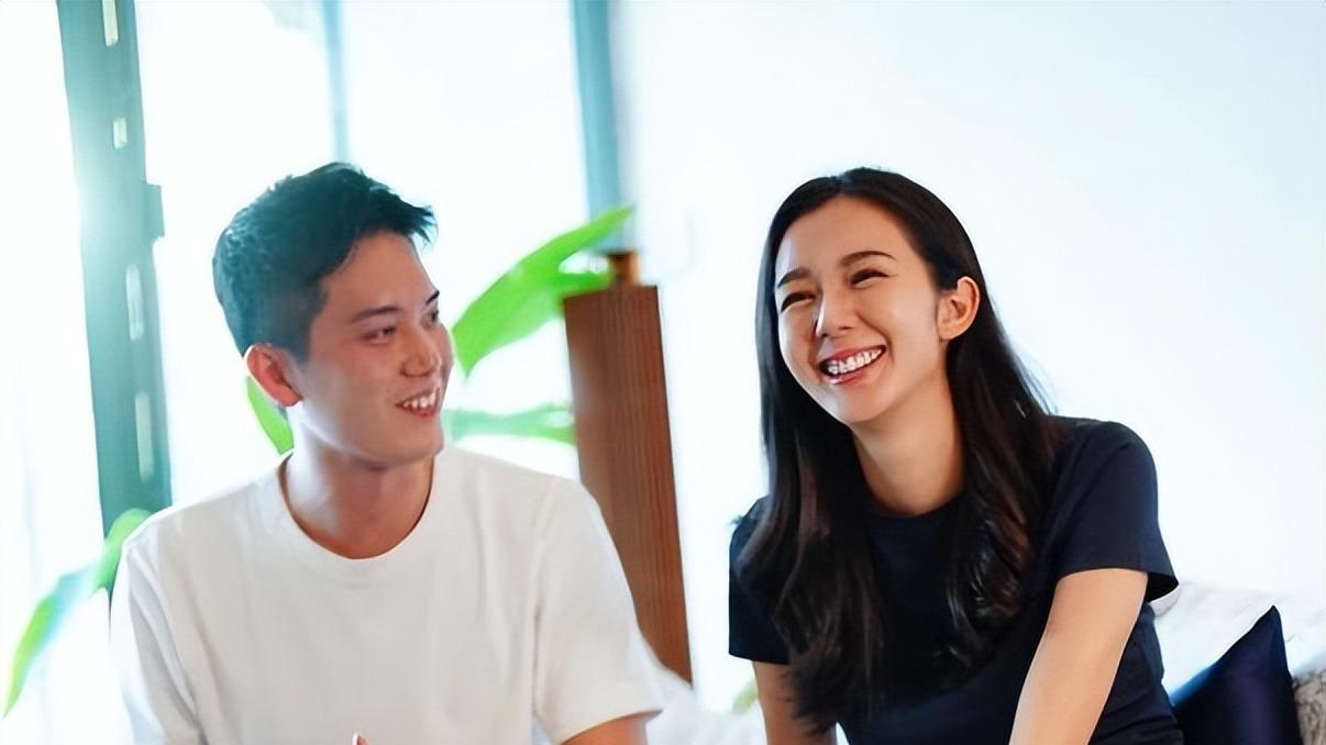 麦明诗怀孕后首现身，挺5月孕肚有婴儿肥，手放在小腹上比心