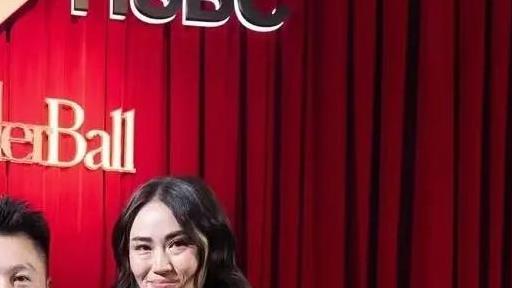 李小鹏夫妇现身香港，李安琪皮肤粗糙眼袋重，为漂亮曾跑韩国做脸