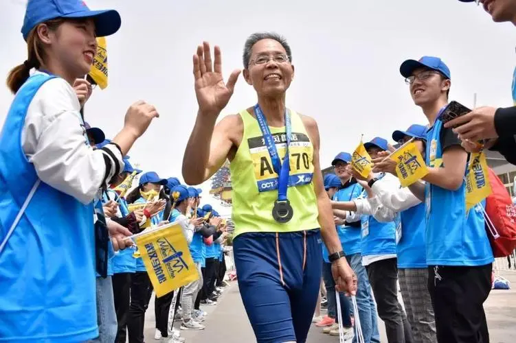 81岁北航退休教授潘仲英，5小时跑完全马，他说：安全无伤是跑步的关键