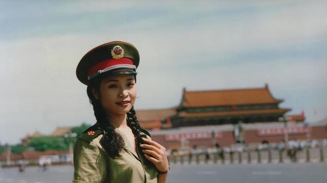 著名歌唱家李丹阳：56岁仍未婚，父母相继去世后，她却只想当母亲