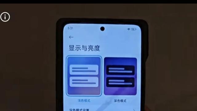K80系列采用青山护眼2.0，全亮度DC调光及圆偏振光，更接近自然光