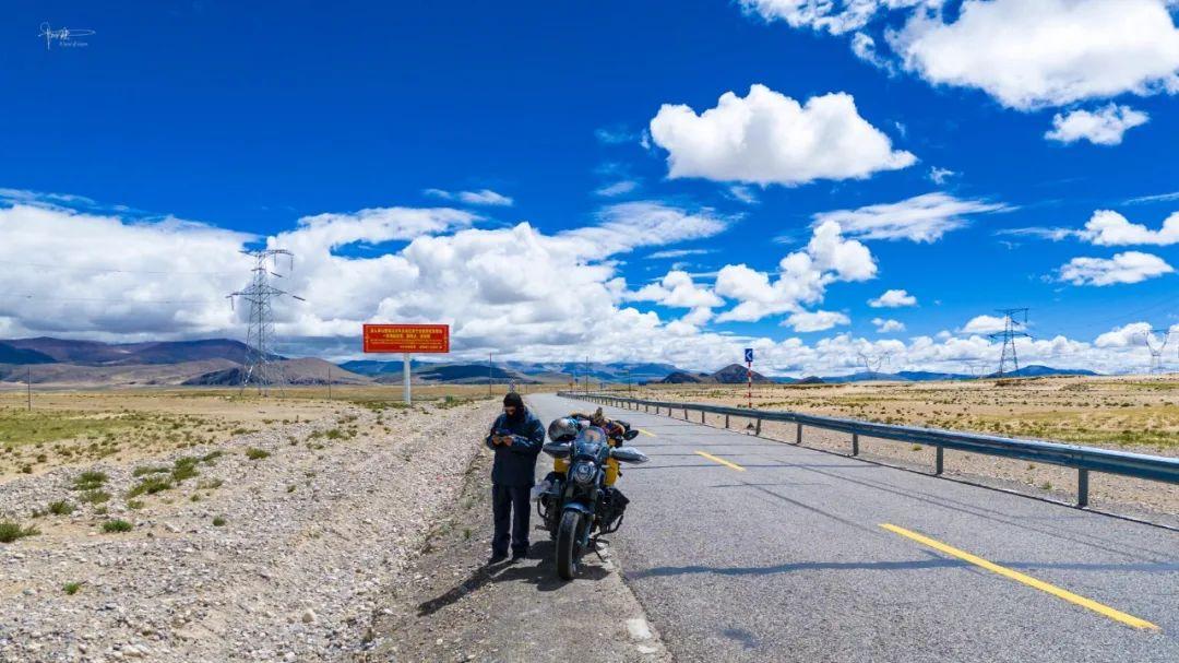 珠峰保护区内最大的内陆湖海拔4590米，治愈系色调也太养眼了