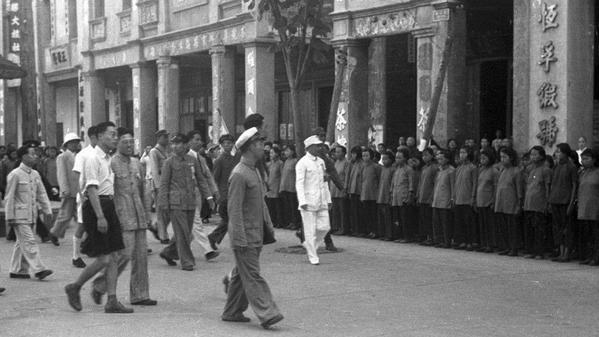 1947年蒋介石秘访延安，坐矮凳睡毛主席的窑洞，他彻夜未眠