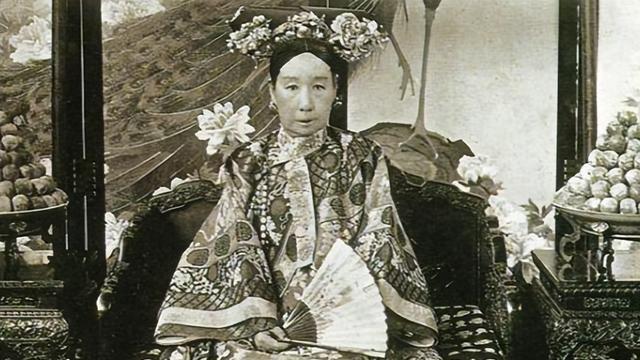 慈禧上厕所时，宫女为何要嘴里含着热水伺候？原因令人尴尬又脸红