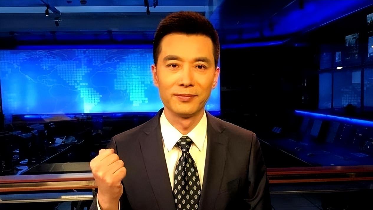 他是央视主持人，工作25年零绯闻，儿子12岁就出书，妻子身份成谜