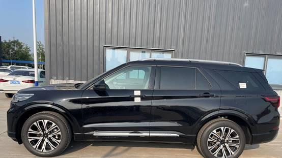 2.3T动力够用，探险者市区开起来也很稳