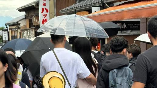 31岁乔欣婚讯后首露面，背69万包包没戴婚戒，全身奢牌被赞有贵气