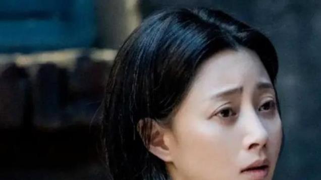 她是演员中的女富豪，豪车轮流开，却频传绯闻，后嘲讽赵丽颖被骂