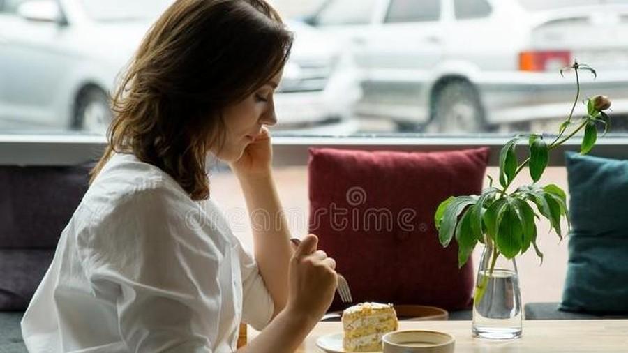 她28岁，工资13000，姑姑生病她给80000，爸爸骂她白眼狼不帮弟弟