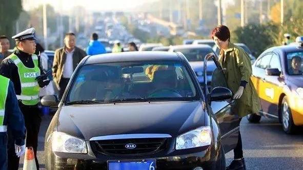交警：即日起严查私家车“五不带”，第一项就扣车并扣12分！