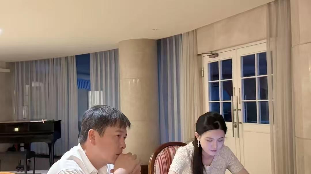 赖文峰现身妻子直播间，微醺状态变话唠，谈起有孩子却拒绝结婚