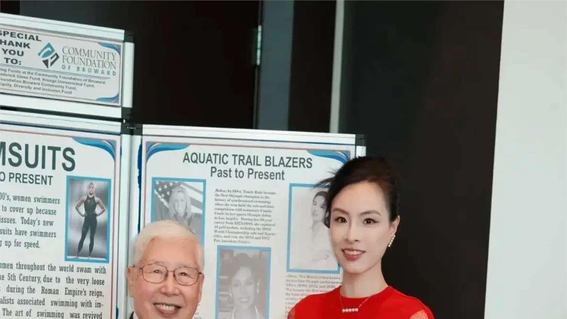 太长脸了！吴敏霞正式入职国际游泳名人堂，一袭白色旗袍惊艳全场