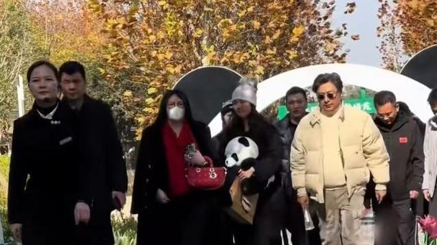 李湘带王诗龄出游，前夫王岳伦像极了小跟班，湘姐女王范儿十足