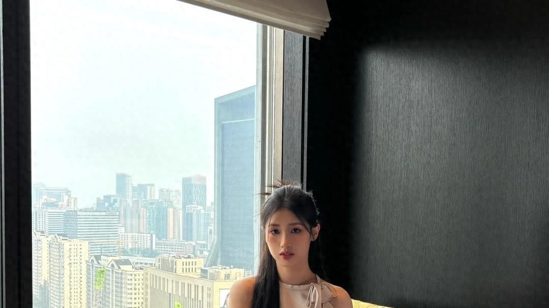 冯氏家族再添星光：18岁徐朵，高挑冷艳，电影脸备受期待！