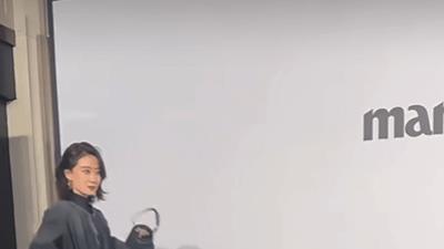 很难评！38岁张小斐红毯造型一言难尽，网友：像鸭子走路