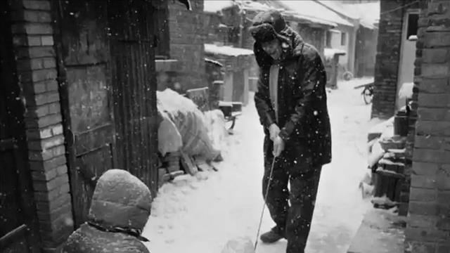 父亲重男轻女，逼我打工供弟弟上学，8年后弟弟离世，我怒砸灵堂