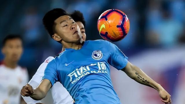 阎相闯再战一年，毛伟杰身价翻倍，大连租借中甲外援？阿贤或回归