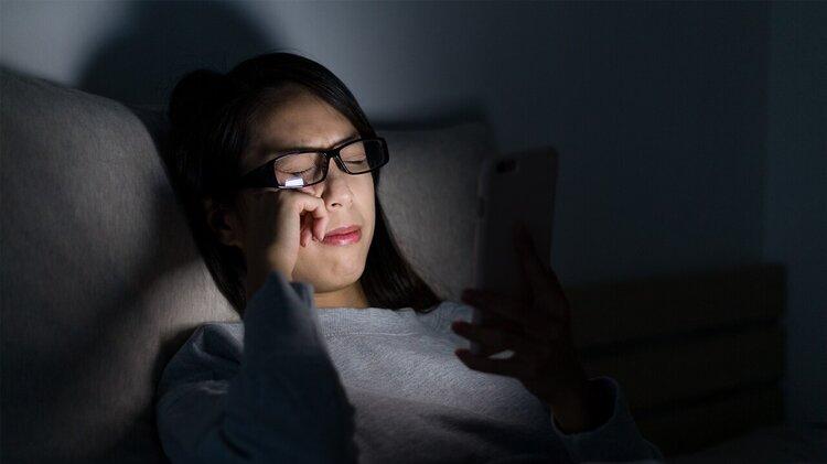 总喜欢在睡前玩手机的人，不用多久，有可能会“落下”4个毛病