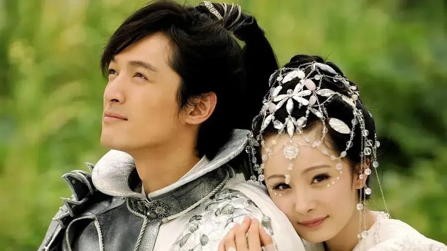 42岁胡歌与小11岁老婆同框照曝光，同穿黑色情侣装太有夫妻相！ ​