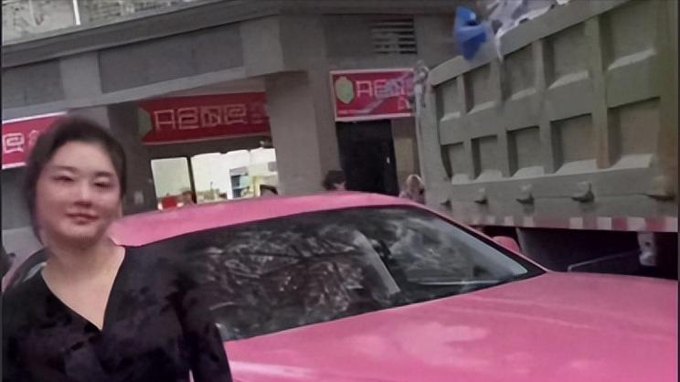 劳斯莱斯车祸后，司机女车主双遭网暴，剧情何反转？暂不再开直播
