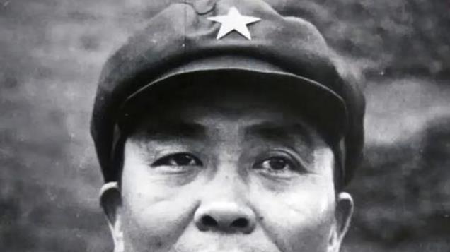 谭政被授予大将军衔，陈赓上前打趣道：你这笔杆子比枪都厉害啊