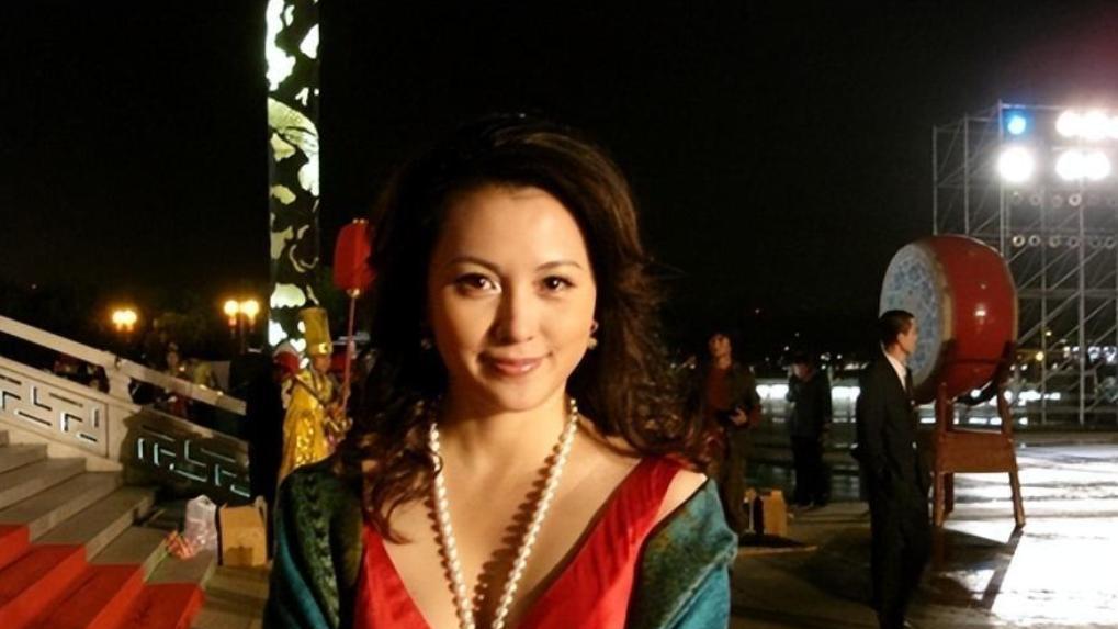 央视主持人梦桐：与富商结婚19年零绯闻，今47岁风韵犹存