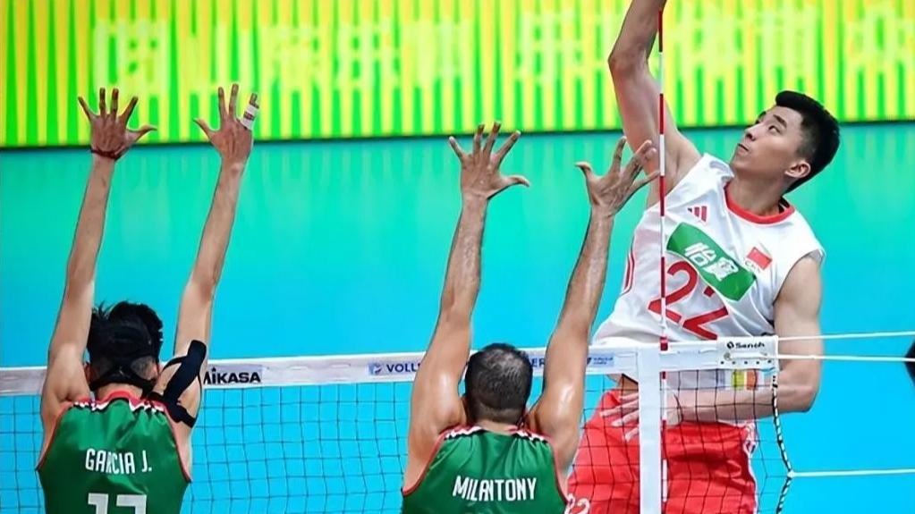 中国男排横扫晋级：3-2！决胜局15-13，世界第16险胜，4强决出2席