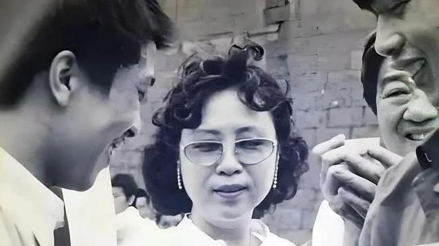 看琼瑶父母的婚姻，才明白她为何爱上大25岁的老师，原来有迹可循
