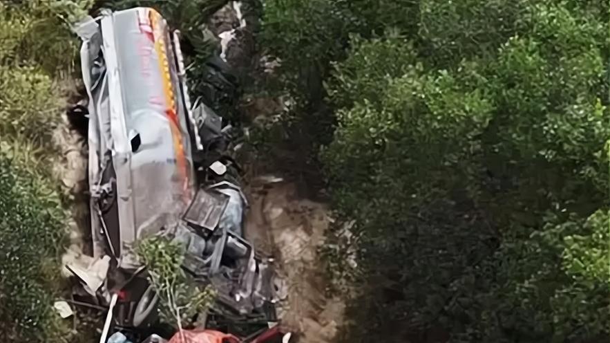 油罐车跌落山崖两人死亡事件，俩女儿发声，透露其父更多身份！