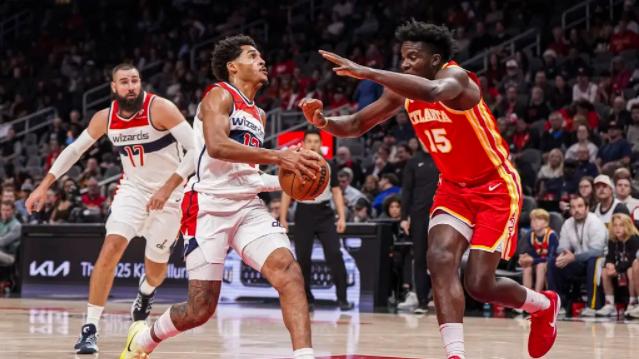 特雷杨低迷连续错失绝杀！普尔26分库兹马25+11+7率奇才逆转老鹰