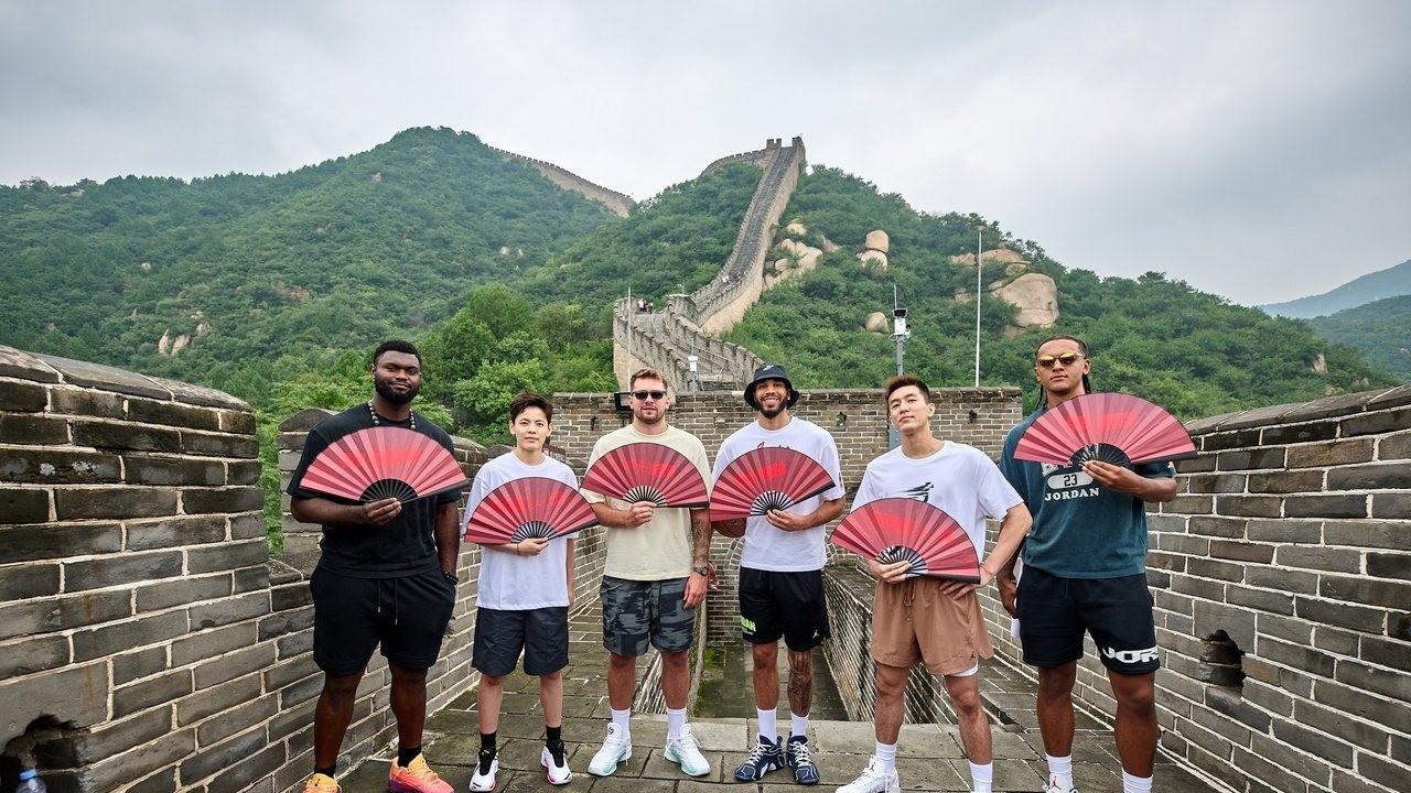 唐西奇爬万里长城自带拐杖泰托姆坦言会惧高