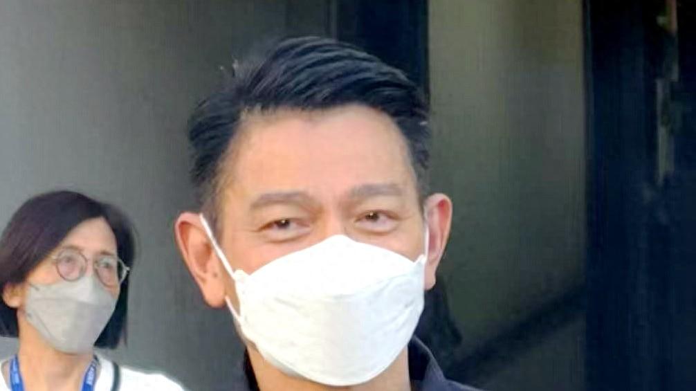 刘德华20场香港演唱会开锣，朱丽蒨罕见现身陪华仔祈福，尽显恩爱