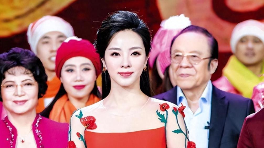 央视主持李思思：3年生2娃，放弃事业选择家庭，如今的她幸福么？