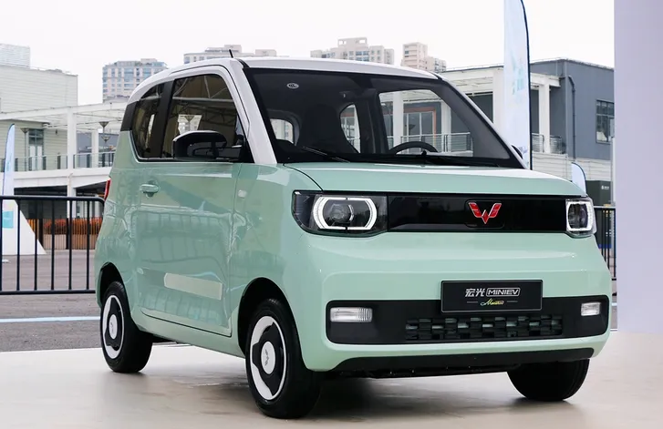 五菱又出神车！售价仅26800元，拉人载货两不误，比老头乐更安全