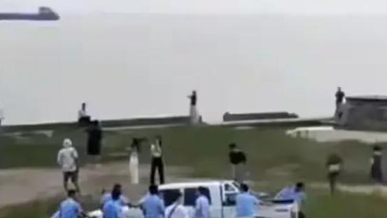 岳阳渔政执法车掉沟里，百人围观无人帮忙还喊哦豁，为啥